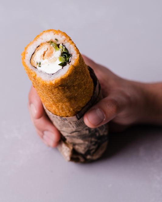 Handroll Pollo crispy, cebollín y queso crema